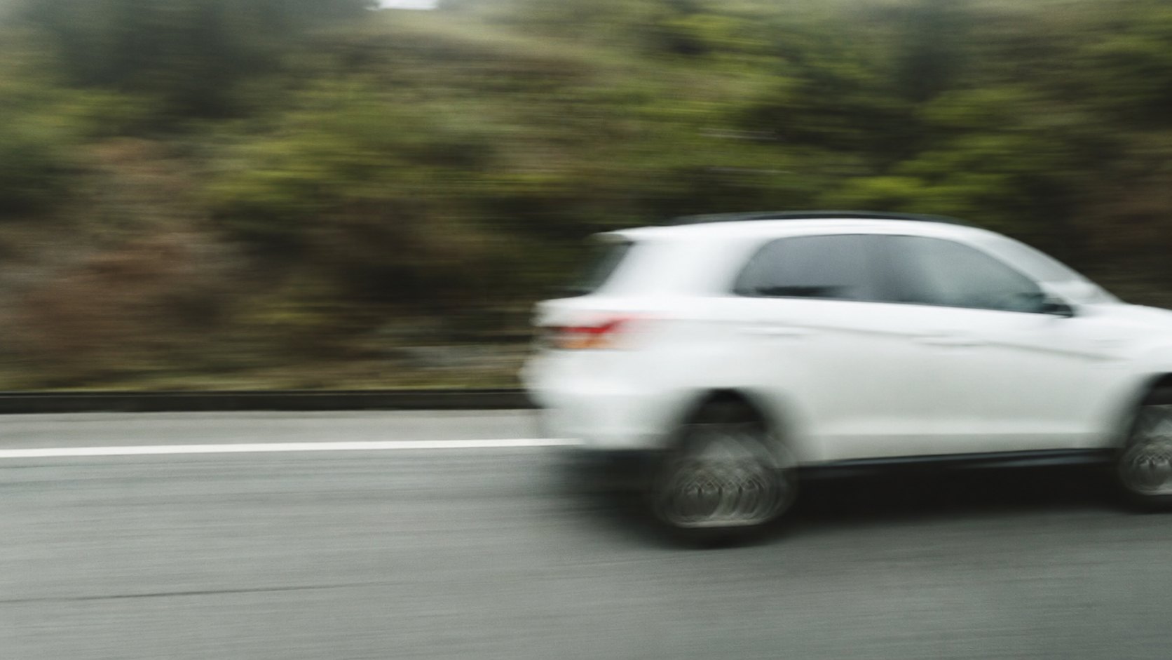 Rijdende auto op een landweg, meegetrokken opname