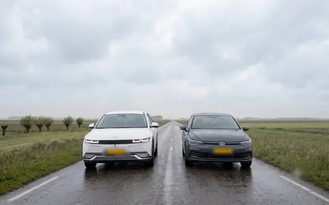 Twee occasions op een polderweg