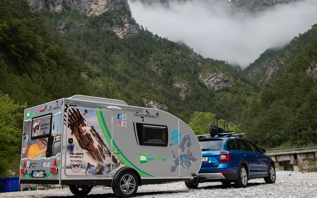 Škoda Octavia Scout met caravan in de bergen