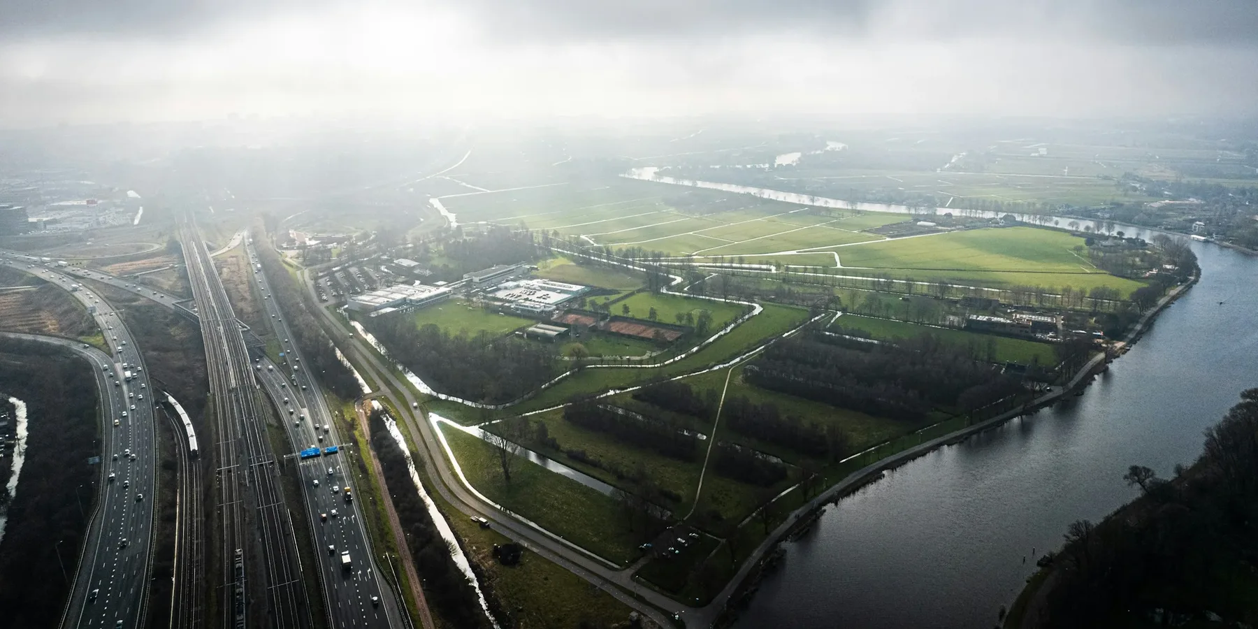 Snelweg langs de Amstel bij Amsterdam van bovenaf, cover van de Vroemie Occasionmonitor Q3 2026