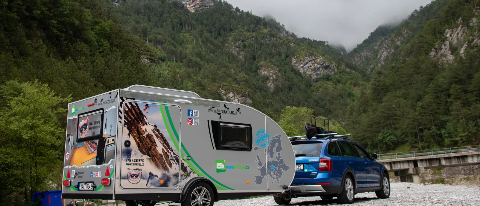 Škoda Octavia Scout van de derde generatie met caravan in de bergen