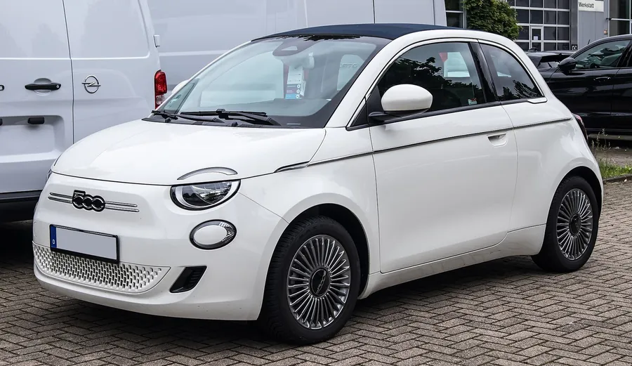 Fiat 500e (sinds 2020), een elektrische stadsauto met vier zitplaatsen